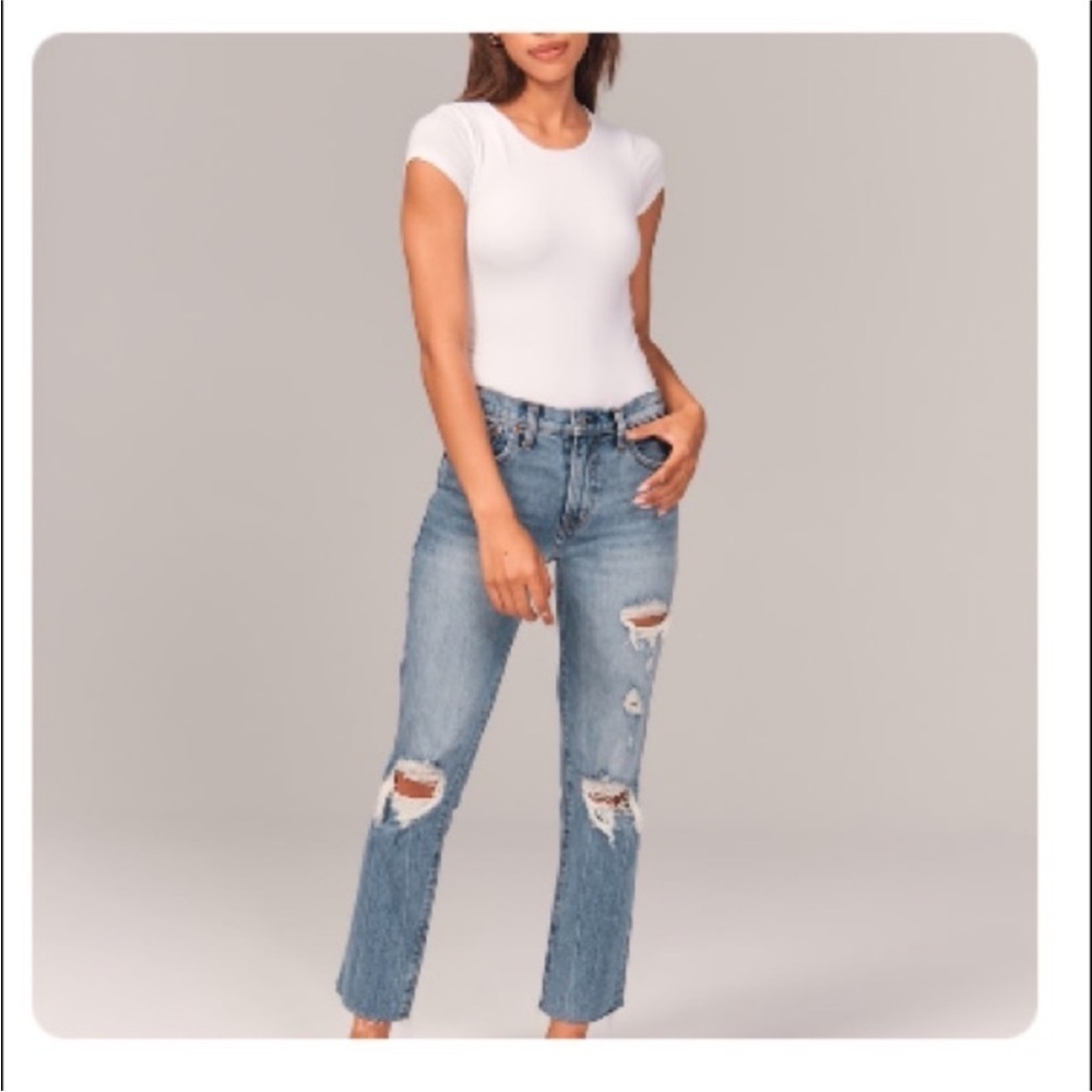 NWT Abercrombie and Fitch The Boyfriend Mid Rise Distressed Jeans 10/30 Short